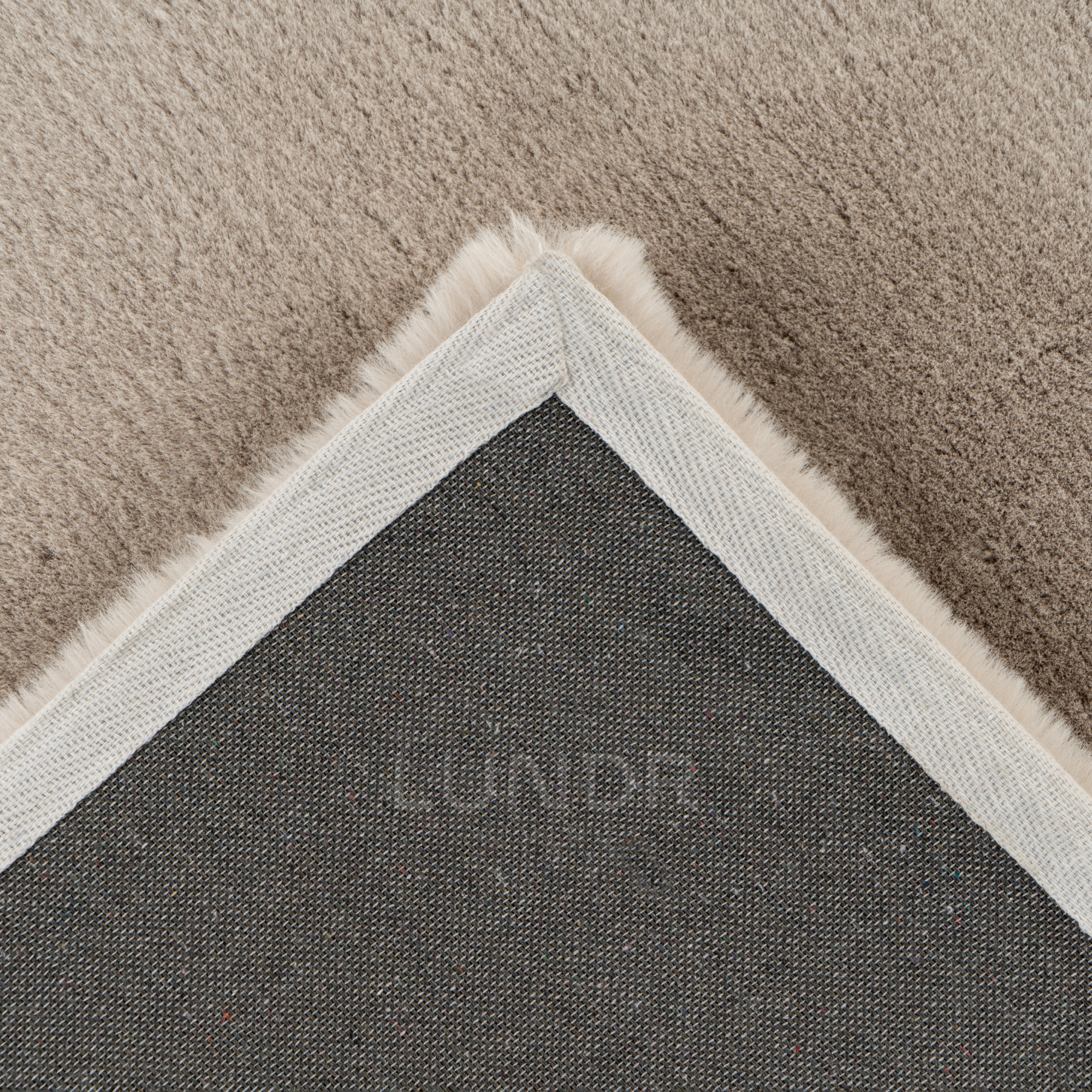 MJUK – Fluffy Vloerkleed Taupe