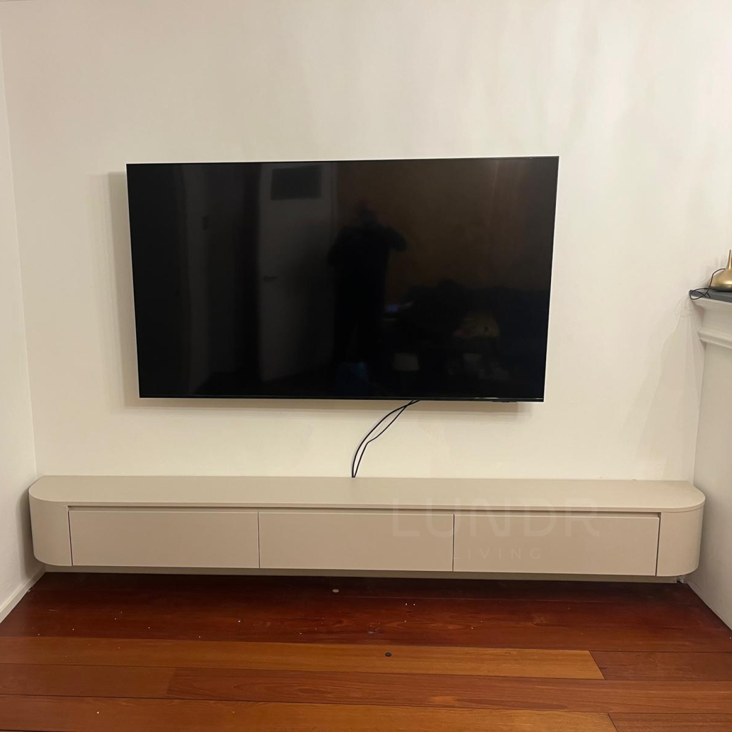 ELVA – Curved Zwevend TV-Meubel 280 cm - Beige