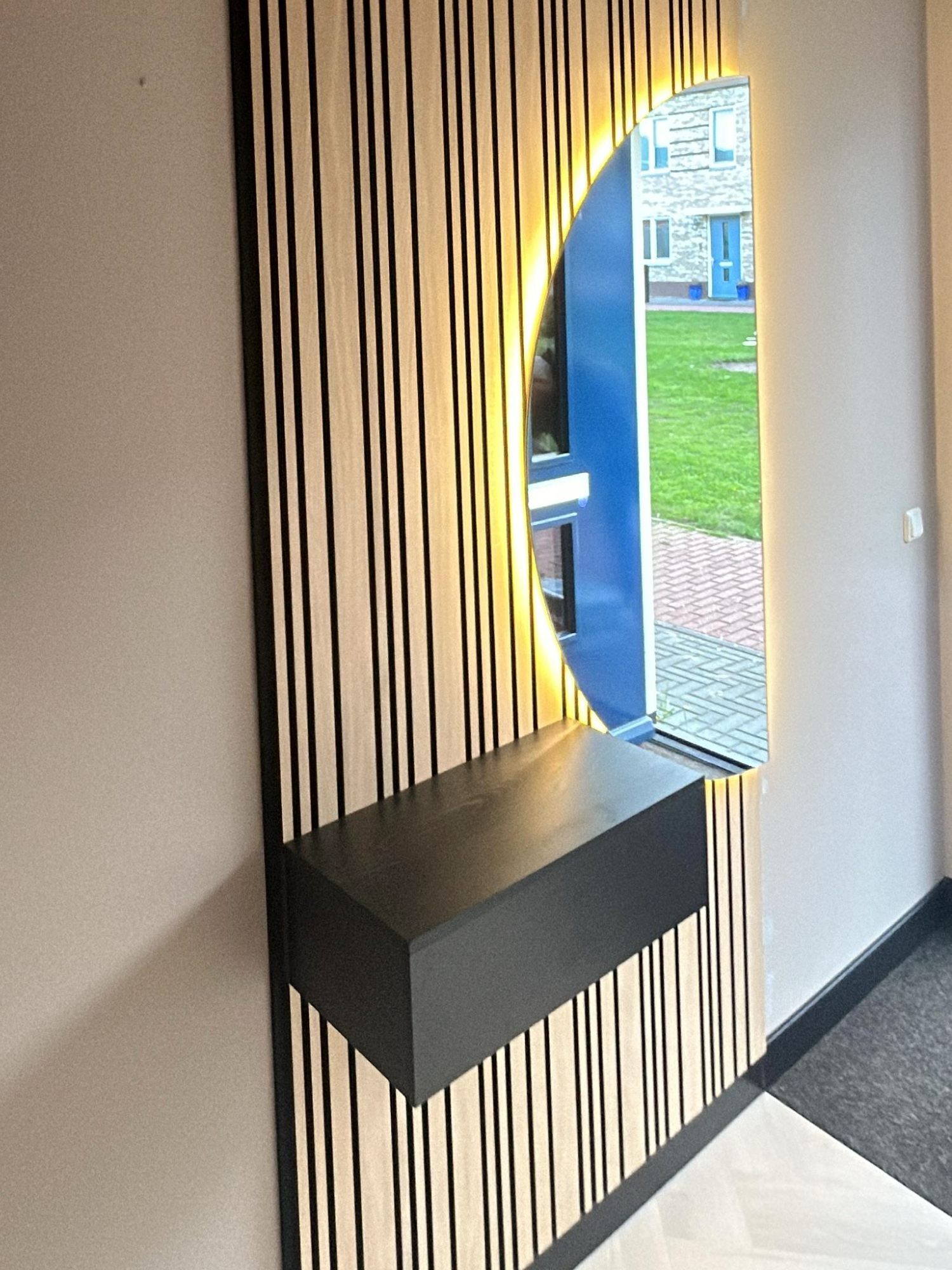 LUND – Halfronde Spiegelkast Zwart